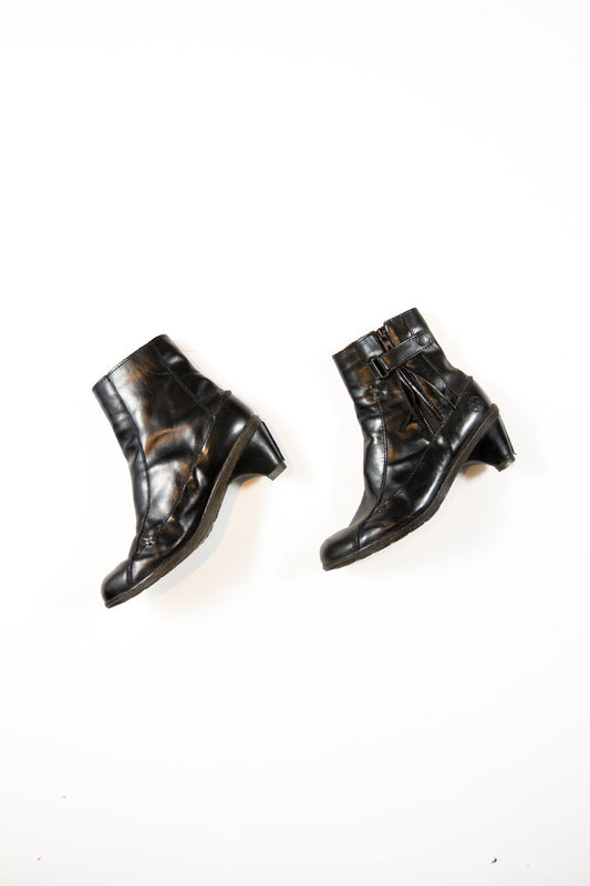 Preloved Black Leather Zip Heeled Boots